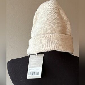 Everlane Felted Merino Wool Beanie Hat in Heathered Oat NWT- Giftable !